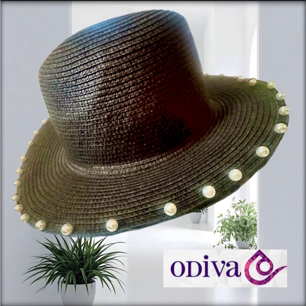 Odiva Black Panama Hat with Pearl détail.
